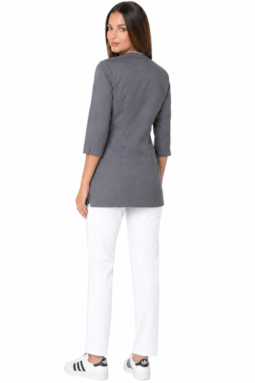 Uniform  medyczny damski 3 4 rękaw ,szary żakiet  z białą lamówką i białymi spodniami.png