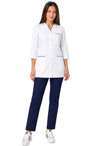 Komplet medyczny damski z  rękawem 3 4 biały żakiet z granatową   lamówką i granatowymi  spodniami.png