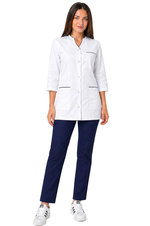 Komplet medyczny damski z  rękawem 3 4 biały żakiet z granatową   lamówką i granatowymi  spodniami.png